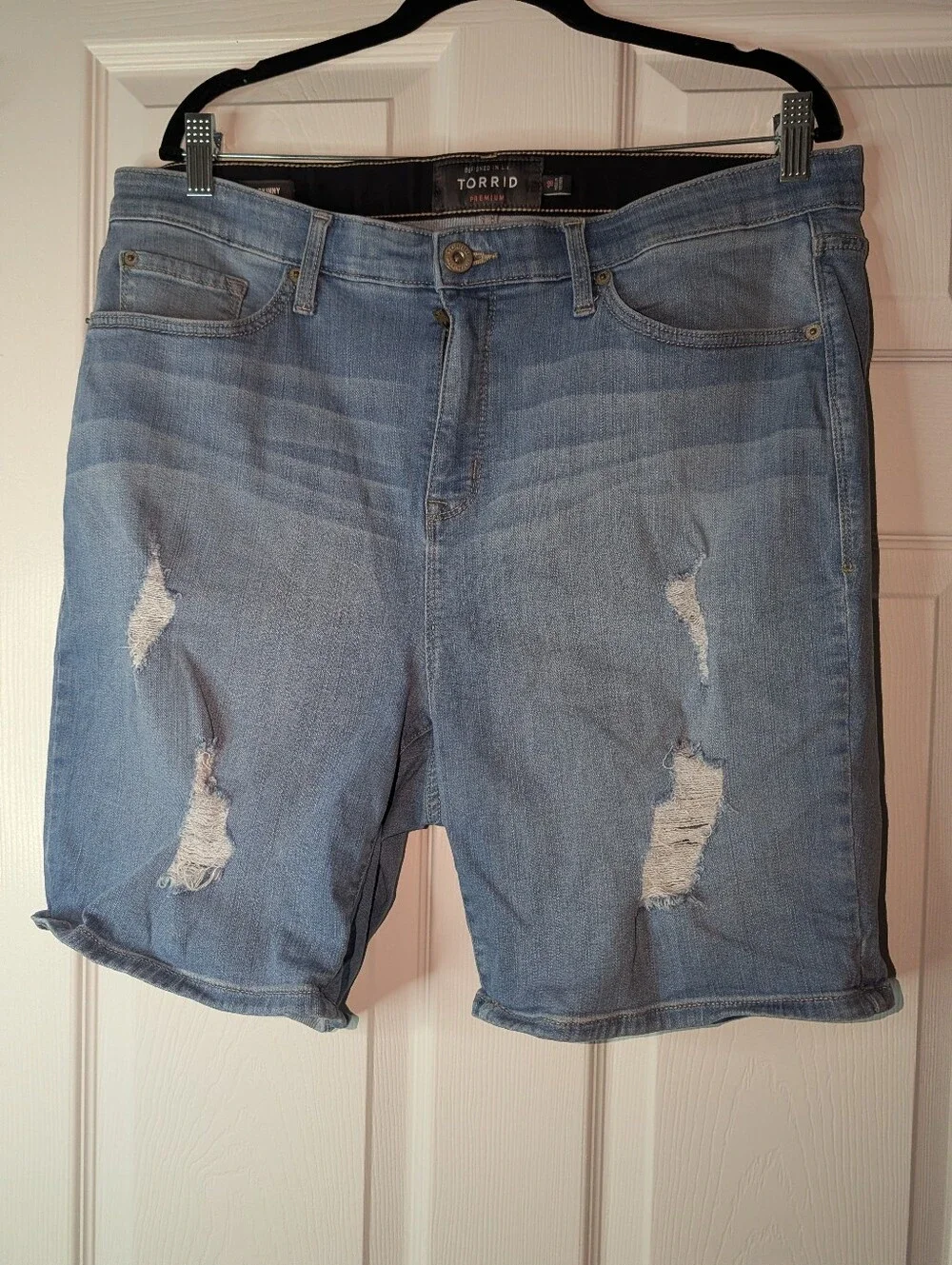 Torrid Premium Women’s Size 18 Light Wash Distressed Bermuda Denim Shorts